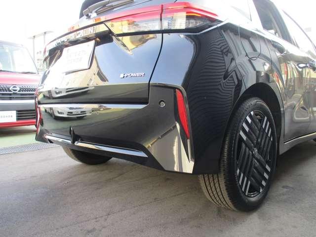 �O��ɏ�Q���\�i�[���������܂��B����̍ۂɂً͋}�u���[�L���쓮�����A��Q���Ƃ̏Փ˂�����܂��͏Փˎ��̔�Q���y�����܂��B