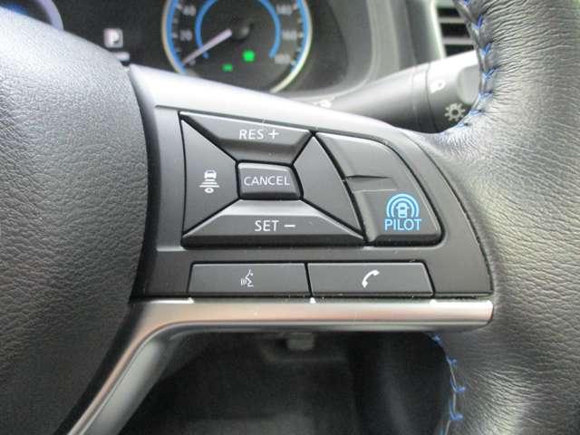 ���v���p�C���b�g���^�]�x���̐��ҁI�������H�ł̒P���ȏa�ؑ��s�ƒ����Ԃ̏��q���s�̂Q�̃V�[���ŁA�h���C�o�[�ɑ����ăA�N�Z���A�u���[�L�A�X�e�A�����O�������Ő��䂵�Ă���܂��I