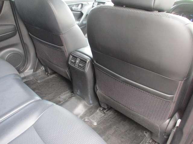 �O�ȃV�[�g�̔w�����ꕔ�Ƀt�@�C���Ȃǂ����[�ł���|�P�b�g������܂�