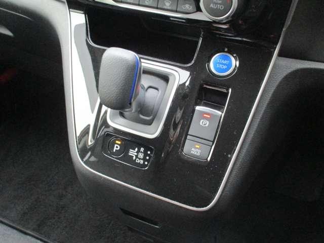 セレナ １．２　ｅ－ＰＯＷＥＲ　ハイウェイスター　Ｖ　日産純正メモリーナビ　プロパイロット　キーレスエントリ　レーダークルーズＣ　衝突軽減ブレーキシステム　スマートキーＰスタート　３列シート　車線逸脱　ＬＥＤヘッドライト　ＥＴＣ　ウォークスルー　ＡＷ（12枚目）