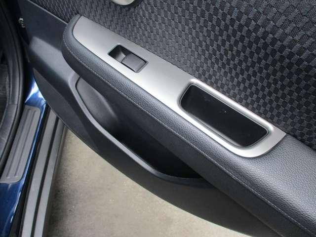 ティーダ 1.5 15M 日産純正HDDナビ 運転席助手席エアバック キーレスキー セキュリティアラーム AAC パワーウインドー フルセグTV ナビTV パワステ インテリキー 助手席エアバック エアバック 記録簿 ABS(32枚目)