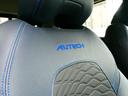 前席シートにはAUTECHブルーの刺繍は施されていてます