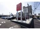 Nissan Intelligent Choice 認定中古車 の看板が目印です。