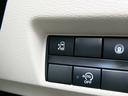 助手席側のスライドドアは運転席から指一本で開閉可能です。さらに外からは足で開閉できるオートハンズフリースライドドア付きなので両手がふさがっていても大丈夫です。