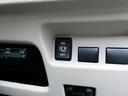 助手席側のスライドドアは運転席から指一本で開閉可能です。さらに外からは足で開閉できるオートハンズフリースライドドア付きなので両手がふさがっていても大丈夫です。
