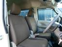 運転席も広々でゆったり気分で運転できます♪シフトノブをダッシュボード側に配置したので運転席から助手席への移動が簡単にできるんです。