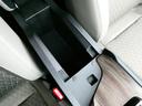 前席アームレストには深みのある収納がありますので普段使いの小物類が収納できます