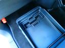 助手席シートの下には引き出し式の小物を入れるスペースがございます。
