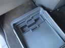 助手席シートの下には引き出し式の小物を入れるスペースがございます。