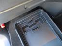 助手席シートの下には引き出し式の小物を入れるスペースがございます。