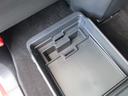 助手席シートの下には引き出し式の小物を入れるスペースがございます。