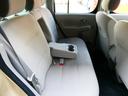 後席にはドリンクホルダーのあるアームレストがありますのでロングドライブも快適です