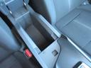 前席アームレスト下部には小物類が収納できる深みのある収納があります