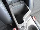 前席アームレストには小物類が収納できるスペースもあります