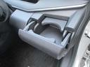 乗車中にホッと一息、ドリンクホルダーもありますよ！ドリンクだけでなく小物類も収納できますよ