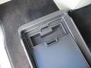 助手席シートの下には引き出し式の小物を入れるスペースがございます。