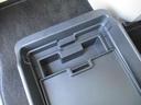 助手席シートの下には引き出し式の小物を入れるスペースがございます。