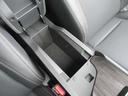 前席アームレストには小物類を収納できる深みのある収納があります