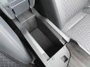 前席アームレストには小物類が収納できる深みのあるスペースがあります