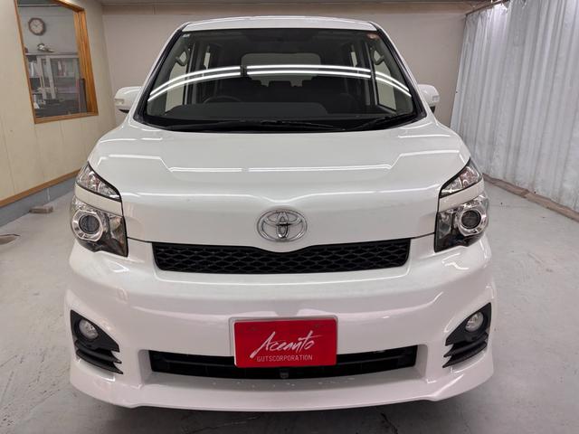 ヴォクシー ＺＳ　禁煙車　８人乗り　両側パワースライド　リアフリップダウンモニター　ＳＤナビ　フルセグＴＶ　Ｂｌｕｅｔｏｏｔｈオーディオ　ＤＶＤ　バックカメラ　プッシュスタート　スマートキー　ＨＩＤヘッドライト（33枚目）