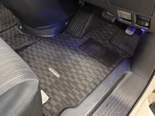 ヴォクシー ＺＳ　禁煙車　８人乗り　両側パワースライド　リアフリップダウンモニター　ＳＤナビ　フルセグＴＶ　Ｂｌｕｅｔｏｏｔｈオーディオ　ＤＶＤ　バックカメラ　プッシュスタート　スマートキー　ＨＩＤヘッドライト（64枚目）