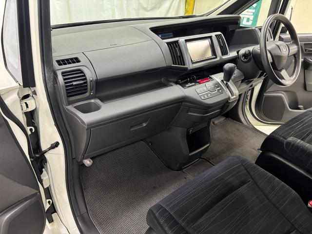 ステップワゴン G Lパッケージ 禁煙車 両側パワースライドドア HDDナビ フルセグTV バックカメラ 18インチアルミ サードシート収納 HIDヘッドライト フォグ スマートキー スペアキー(5枚目)