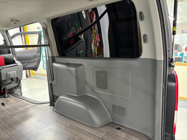 ハイエースバン ロングスーパーＧＬ　禁煙車　シートカバー　クラリオンナビ　フルセグＴＶ　Ｂｌｕｅｔｏｏｔｈオーディオ　ＤＶＤ　ＥＴＣ　ＬＥＤヘッドライト　アルミホイル　ＡＣ１００Ｖ電源　Ｗエアバッグ（14枚目）