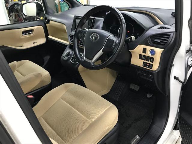 ノア ハイブリッドＧ　モデリスタフルエアロ　ＴＥＩＮ車高調　１８インチアルミ　両側パワスラ　純正フルセグＴＶ　フリップダウンモニター　バックカメラ　ＢＴオーディオ　スマートキーＸ２　シートヒーター　置くだけ充電　ＥＴＣ（3枚目）