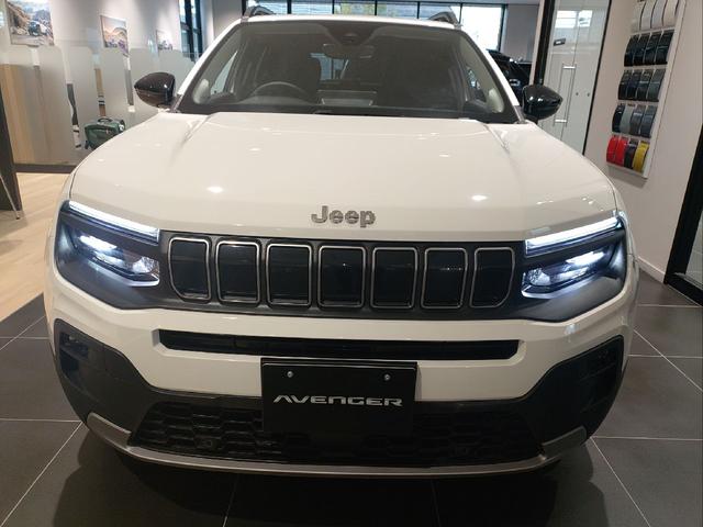 ジープ・アベンジャー アルティテュード BEV AppleCarPlay アダプティブクルーズコントロール LEDヘッドライト LEDフォグランプ 電動シート シートマッサージ 純正アルミホイール シートヒーター 前輪駆動EV 急速充電対応(2枚目)