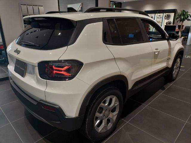 ジープ・アベンジャー アルティテュード BEV AppleCarPlay アダプティブクルーズコントロール LEDヘッドライト LEDフォグランプ 電動シート シートマッサージ 純正アルミホイール シートヒーター 前輪駆動EV 急速充電対応(6枚目)