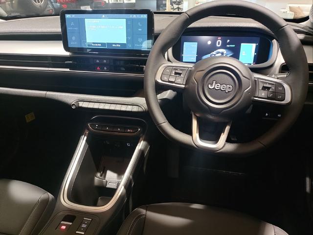 ジープ・アベンジャー アルティテュード BEV AppleCarPlay アダプティブクルーズコントロール LEDヘッドライト LEDフォグランプ 電動シート シートマッサージ 純正アルミホイール シートヒーター 前輪駆動EV 急速充電対応(15枚目)