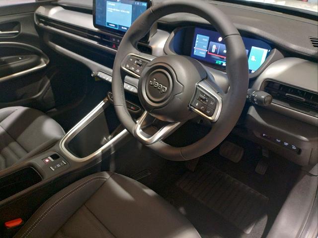 ジープ・アベンジャー アルティテュード BEV AppleCarPlay アダプティブクルーズコントロール LEDヘッドライト LEDフォグランプ 電動シート シートマッサージ 純正アルミホイール シートヒーター 前輪駆動EV 急速充電対応(16枚目)