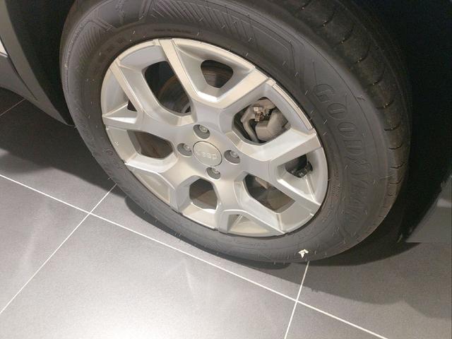 ジープ・アベンジャー アルティテュード BEV AppleCarPlay アダプティブクルーズコントロール LEDヘッドライト LEDフォグランプ 電動シート シートマッサージ 純正アルミホイール シートヒーター 前輪駆動EV 急速充電対応(26枚目)