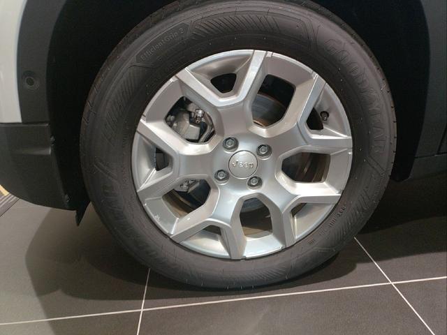 ジープ・アベンジャー アルティテュード BEV AppleCarPlay アダプティブクルーズコントロール LEDヘッドライト LEDフォグランプ 電動シート シートマッサージ 純正アルミホイール シートヒーター 前輪駆動EV 急速充電対応(28枚目)