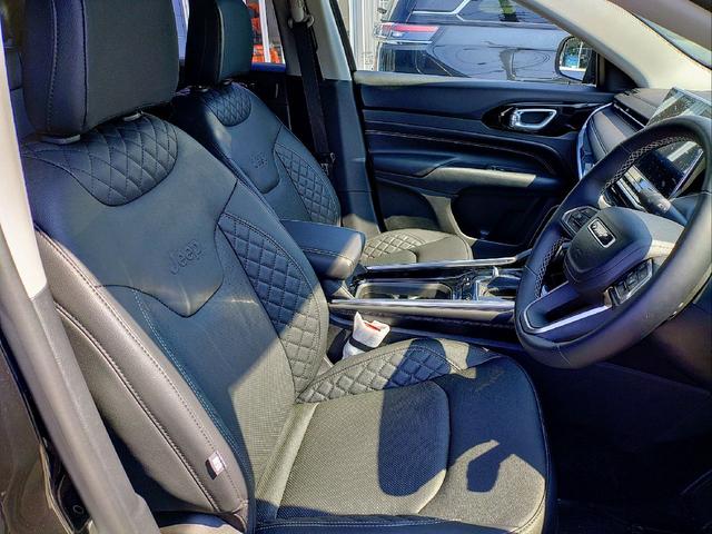 ジープ・コマンダー リミテッド　４ＷＤ　ＥＴＣ２．０　全周囲カメラ　クリアランスソナー　オートクルーズコントロール　レーンアシスト　パワーシート　パークアシスト　衝突被害軽減システム　ナビ　オートライト　ＬＥＤヘッドランプ（16枚目）