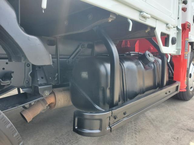アトラストラック 　４段クレーン　フックイン　Ｒジャッキ　Ｂカメラ付　積載２ｔ　吊り２．３３ｔ　荷台内寸長さ２９１　幅１８０（18枚目）
