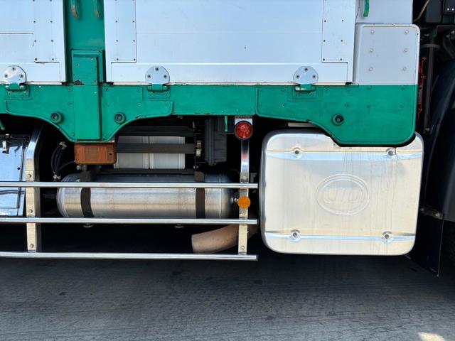 クオン 　アルミブロック　積載１３ｔ　ルーフラック　スタンション付　荷台内寸長さ９４０　幅２３９（18枚目）