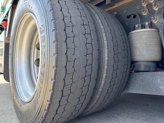 クオン 　アルミブロック　積載１３ｔ　ルーフラック　スタンション付　荷台内寸長さ９４０　幅２３９（26枚目）