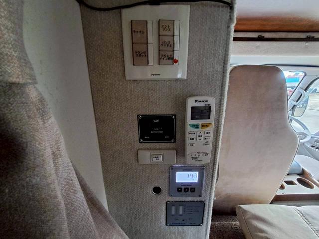 カムロード  ソーラーパック 発電機 インバーター ルームエアコン 電子レンジ シンク 冷蔵庫 バンクベッド ラウンジ 外部電源 ナビ TV Bカメラ ドライブレコーダー ETC(22枚目)