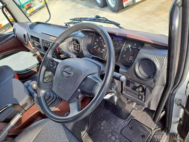 ヒノレンジャー 4段クレーン ラジコン付 ベッド付 積載2.4t 荷台内寸長555 幅210(15枚目)