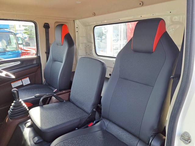 ヒノレンジャー 4段クレーン ラジコン付 ベッド付 積載2.4t 荷台内寸長555 幅210(16枚目)