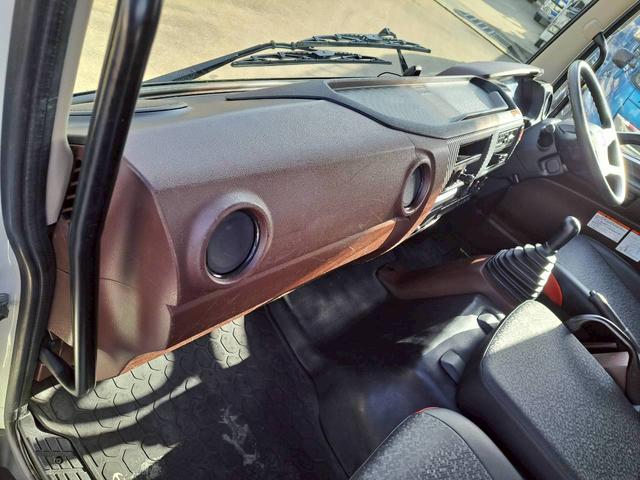 ヒノレンジャー 4段クレーン ラジコン付 ベッド付 積載2.4t 荷台内寸長555 幅210(18枚目)