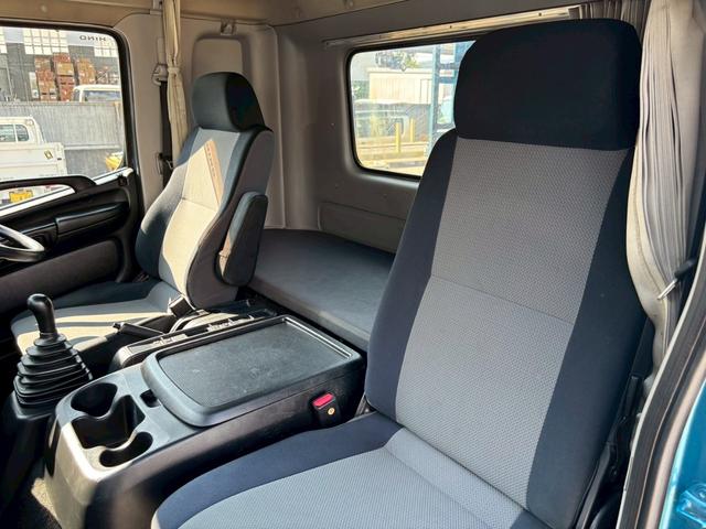 ヒノレンジャー 　深ボディーヒアブ付　アルミ付　ベッド付　ルーフラック　グラップル付　トップシート　サイドラダー　増トン車　メッキパーツ（14枚目）