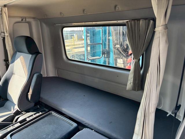 ヒノレンジャー 　深ボディーヒアブ付　アルミ付　ベッド付　ルーフラック　グラップル付　トップシート　サイドラダー　増トン車　メッキパーツ（18枚目）