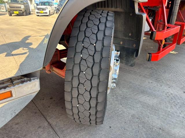 ヒノレンジャー 　深ボディーヒアブ付　アルミ付　ベッド付　ルーフラック　グラップル付　トップシート　サイドラダー　増トン車　メッキパーツ（20枚目）