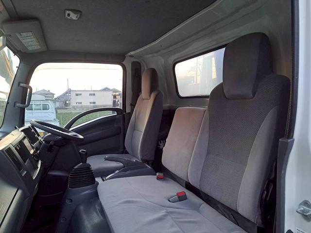 エルフトラック 　セルフ　３段クレーン　積載３ｔ　ハイジャッキ付　ラジコン取付可能　アユミ板　荷台内寸長３７０　幅２０７（17枚目）