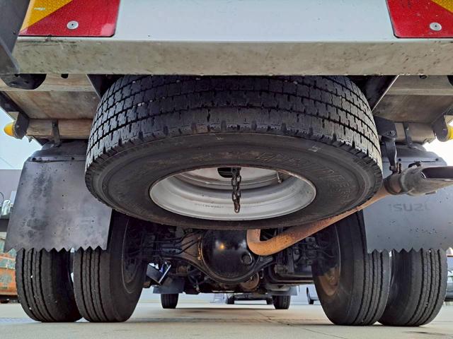 エルフトラック 　セルフ　３段クレーン　積載３ｔ　ハイジャッキ付　ラジコン取付可能　アユミ板　荷台内寸長３７０　幅２０７（23枚目）