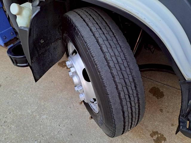 エルフトラック 　セルフ　３段クレーン　積載３ｔ　ハイジャッキ付　ラジコン取付可能　アユミ板　荷台内寸長３７０　幅２０７（24枚目）