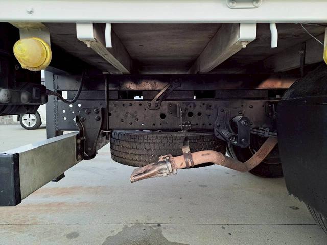 エルフトラック 　セルフ　３段クレーン　積載３ｔ　ハイジャッキ付　ラジコン取付可能　アユミ板　荷台内寸長３７０　幅２０７（27枚目）