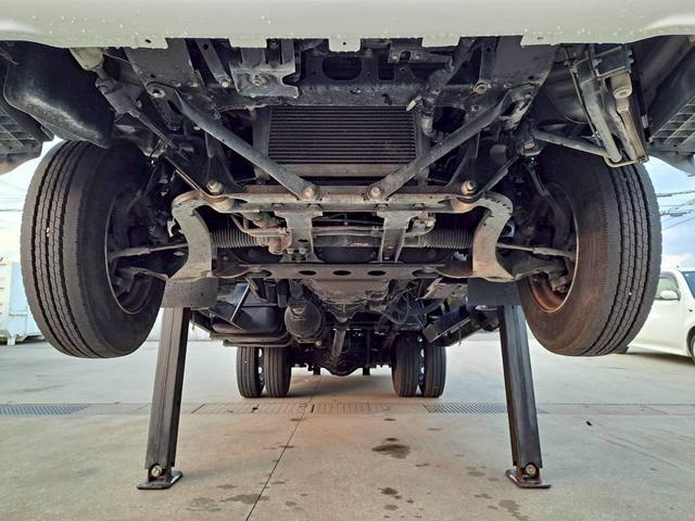 エルフトラック 　セルフ　３段クレーン　積載３ｔ　ハイジャッキ付　ラジコン取付可能　アユミ板　荷台内寸長３７０　幅２０７（29枚目）